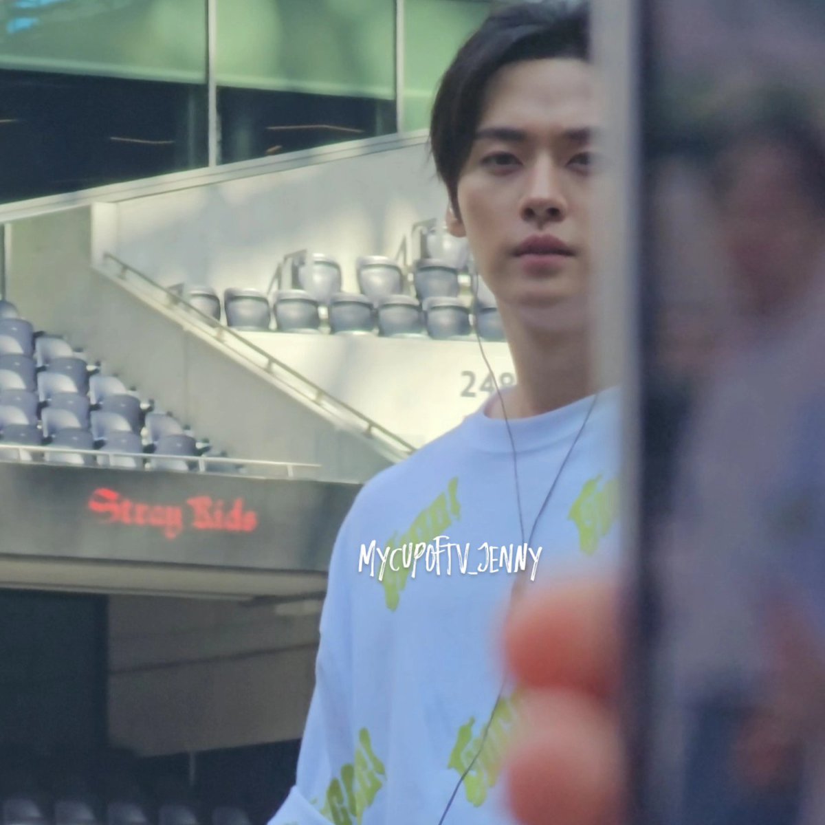 I see you Lee Know! This pic made me laugh so much! 🤣 #StrayKids #straykidslondon #StrayKids_dominATE #StrayKidsInUK #LeeKnow #SKZ