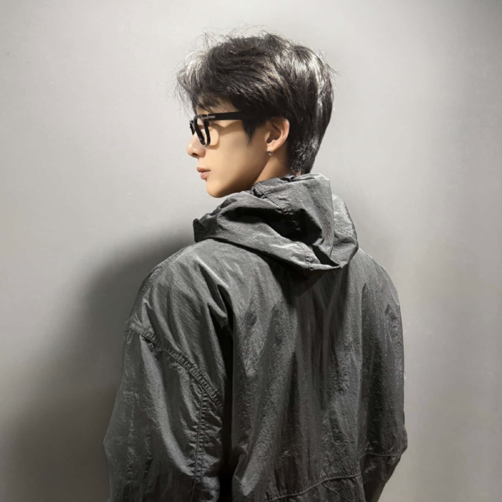hyungwon with his connect x windy jacket 💕