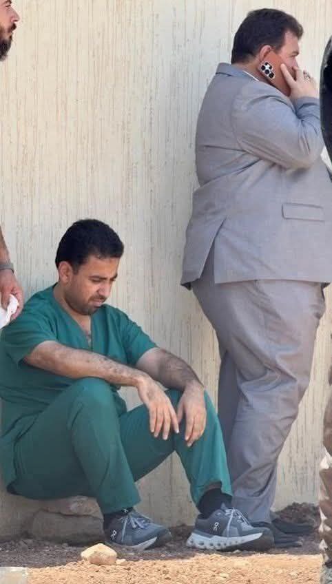 Rahmon83's tweet image. وزير الصحة مصعب العلي ووزيرة الشؤون الاجتماعية هند قبوات على رأس قافلة مساعدات حكومية تمّ منعها من دخول #السويداء بأمر من الشيخ حكمت الهجري.
📸 صورة لوزير الصحة جالساً على الأرض بانتظار السماح له بالدخول… مشهد نادر في سلوك السلطة، لكنه مطلوب ومحمود.
🟥أن تظهر الحكومة بمظهر…