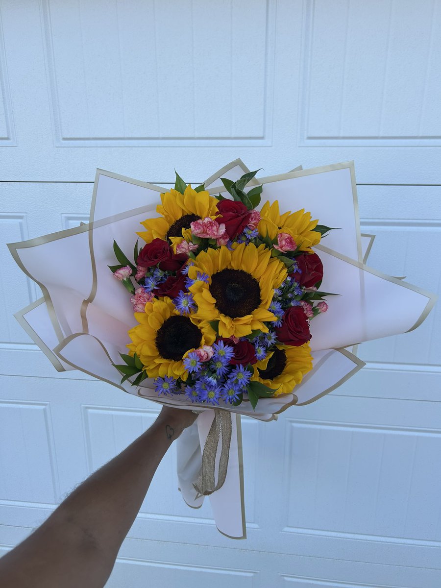 briioriginal__'s tweet image. Happy Sunday, friends. You deserve flowers today!! 💐🫶🏽