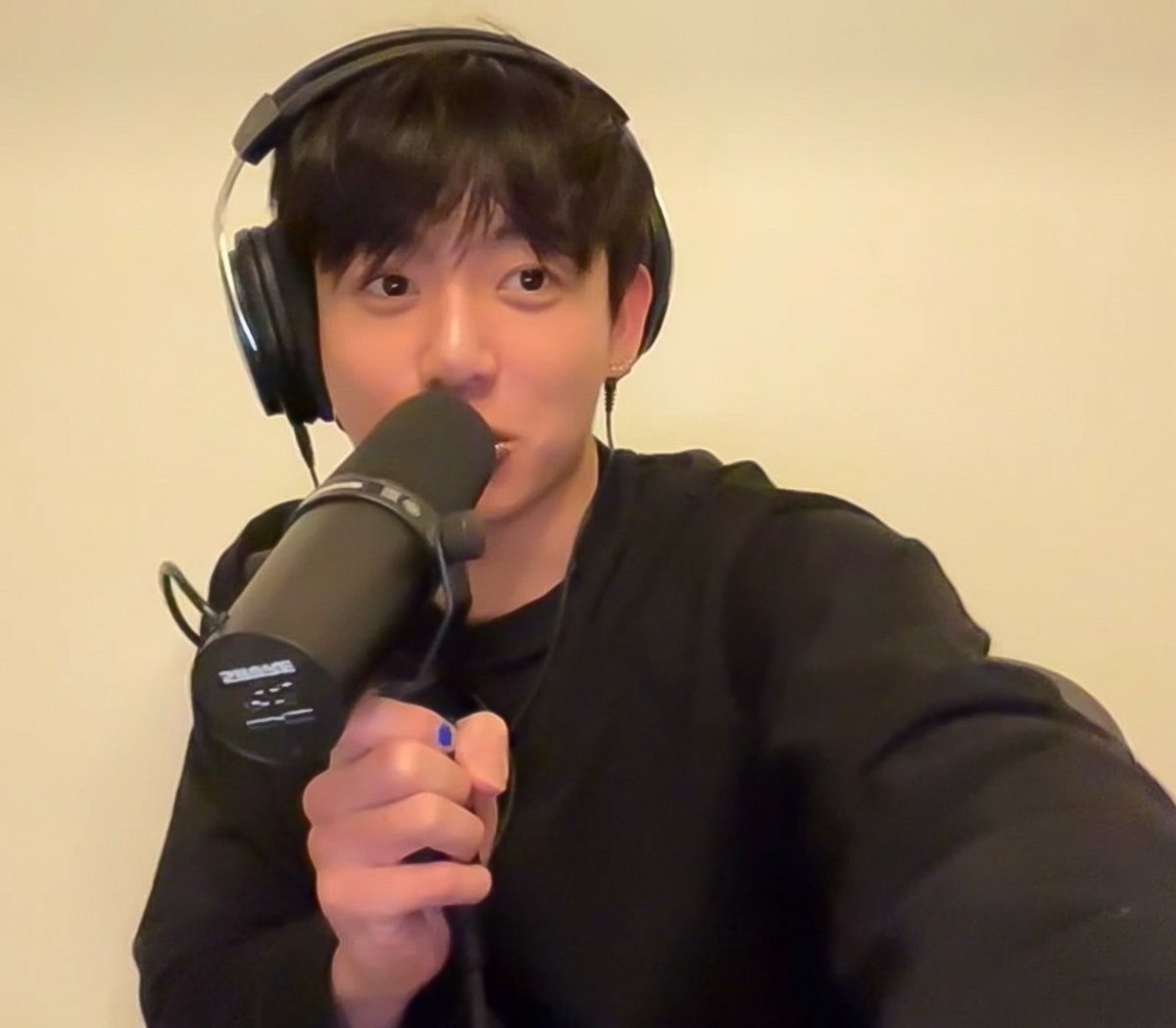 archiveforJK's tweet image. looks like jungkook’s new mic is the 'Shure SM7B' microphone !! 🎙️