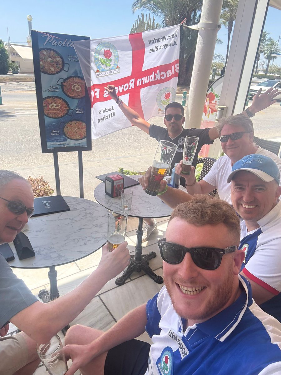 garysmith2301's tweet image. The flag and gang have arrived in Torreveija 🥳🔵⚪️ Cheers 🍻