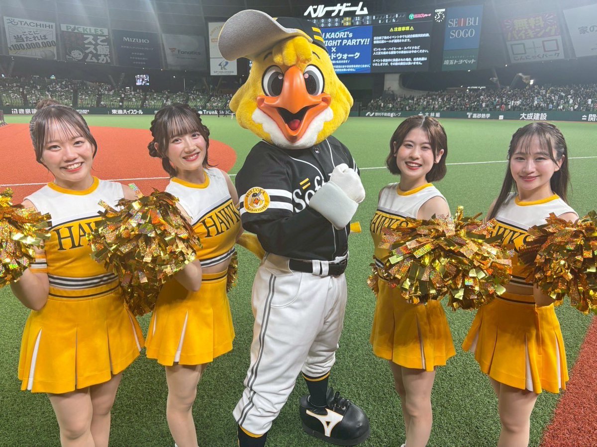 hawksHarry's tweet image. たかほー☆
5連勝!カード勝ち越し!
ホームランが3本も出たね⚾️
投手陣も粘りのピッチング!!
最高のビジター応援デーでした👊🏻
たくさんの応援ありがとうございました♪
前半戦、最終日の明日も絶対に勝とう!
ヒーローとパシャり📸
#sbhawks