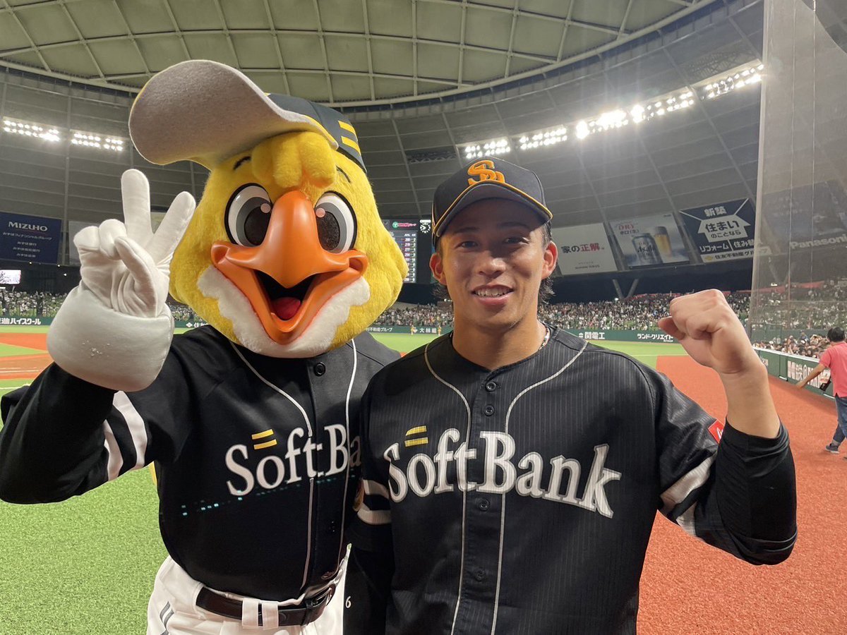 hawksHarry's tweet image. たかほー☆
5連勝!カード勝ち越し!
ホームランが3本も出たね⚾️
投手陣も粘りのピッチング!!
最高のビジター応援デーでした👊🏻
たくさんの応援ありがとうございました♪
前半戦、最終日の明日も絶対に勝とう!
ヒーローとパシャり📸
#sbhawks