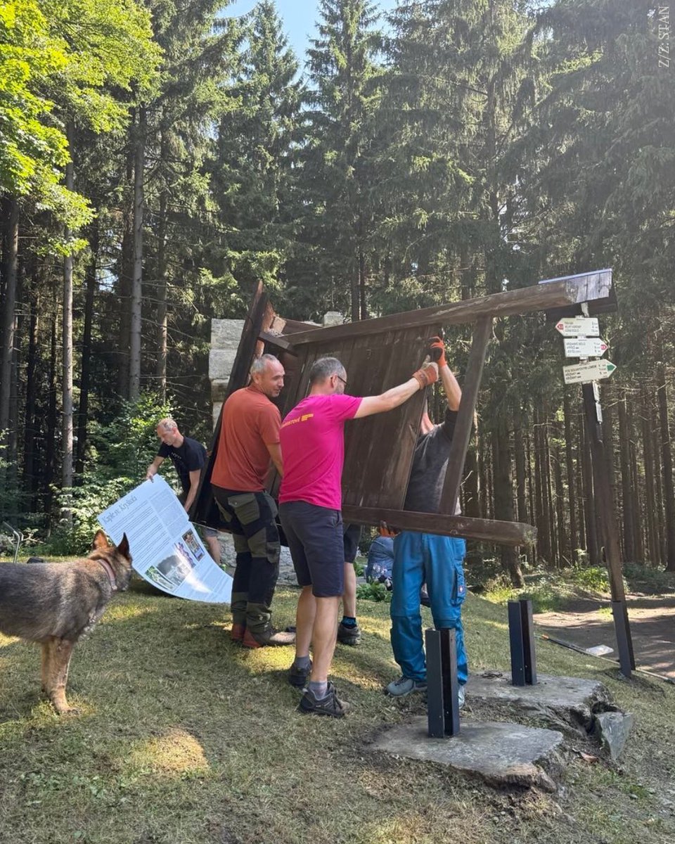 JanFar_sky's tweet image. Tohle byla fakt dobrá brigáda! Se @starostove_cz a SLK jsme zkrášlili okolí kaple sv. Kryštofa. Posekali jsme, shrabali, opravili a natřeli. Prokouklo to krásně. S dobrou náladou a dobrými lidmi to jde skoro samo 🙂

Speciální díky @BerkiJan za jištění. Spolupráce…