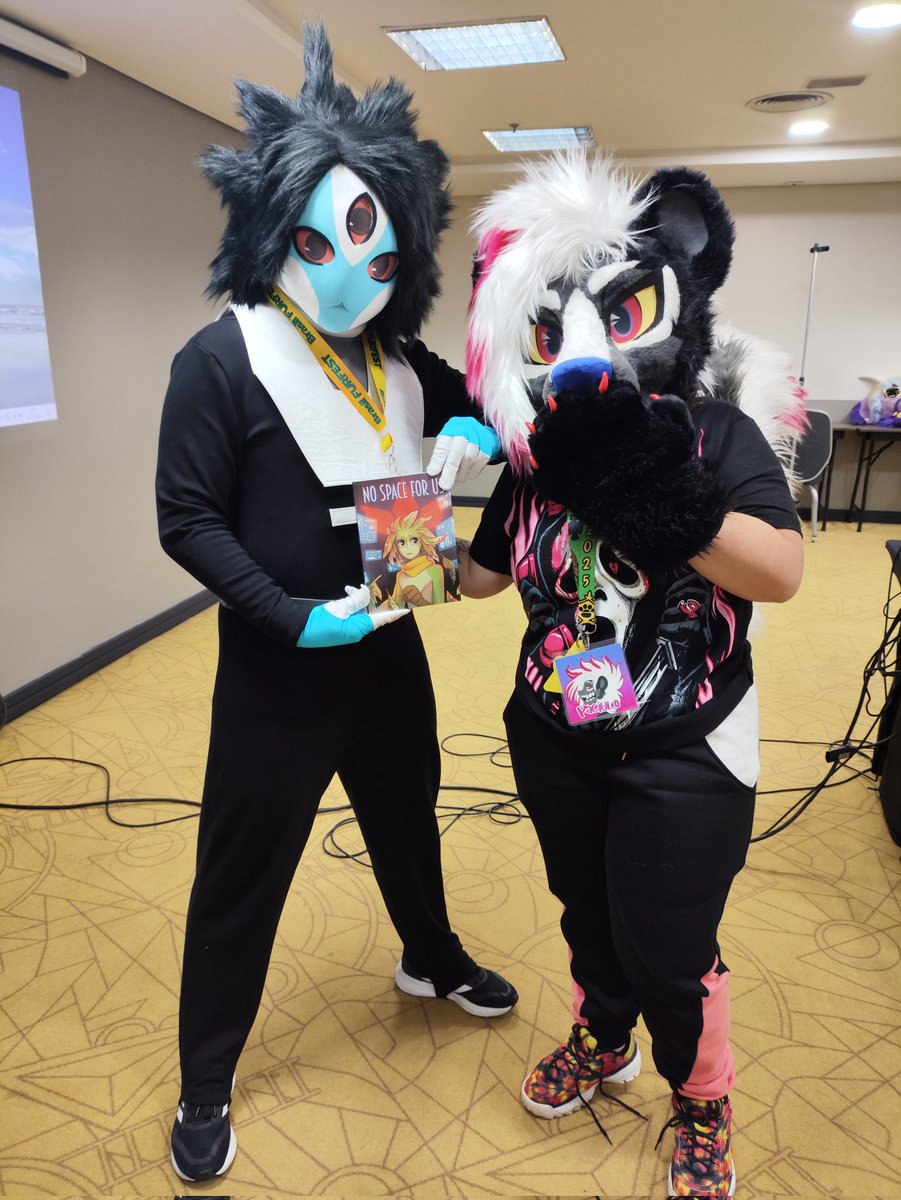 MTOFKigu's tweet image. #BrasilFurFest2025 @BrasilFurFest Saturday:
Sanzhi made his debut in the morning during Dealer's Den, and then came back in the evening to watch the @paciulofursuits panel and meet his creator @Paciuloo 🥰
#Sanzhi #NoSpaceForUs #kigurumi #kig #kigurumimask #着ぐるみ
