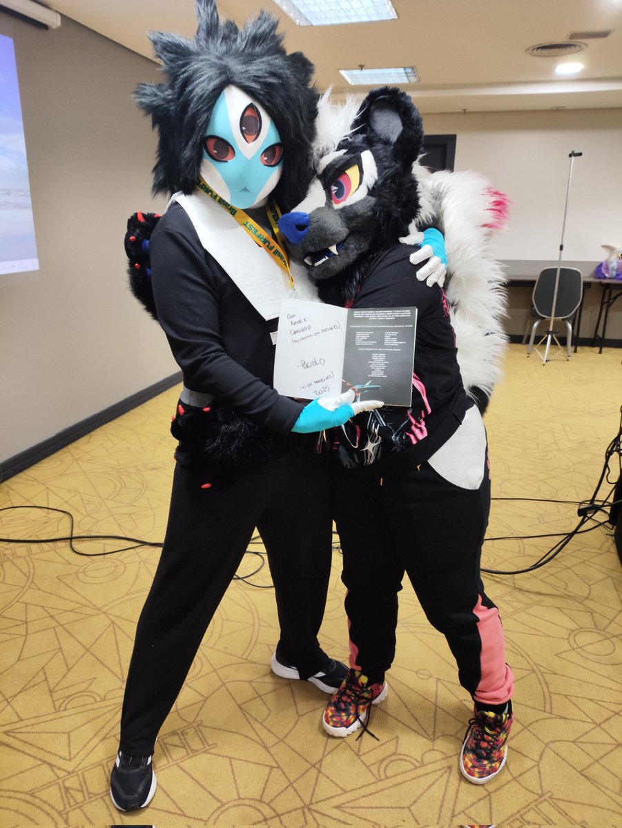 MTOFKigu's tweet image. #BrasilFurFest2025 @BrasilFurFest Saturday:
Sanzhi made his debut in the morning during Dealer's Den, and then came back in the evening to watch the @paciulofursuits panel and meet his creator @Paciuloo 🥰
#Sanzhi #NoSpaceForUs #kigurumi #kig #kigurumimask #着ぐるみ