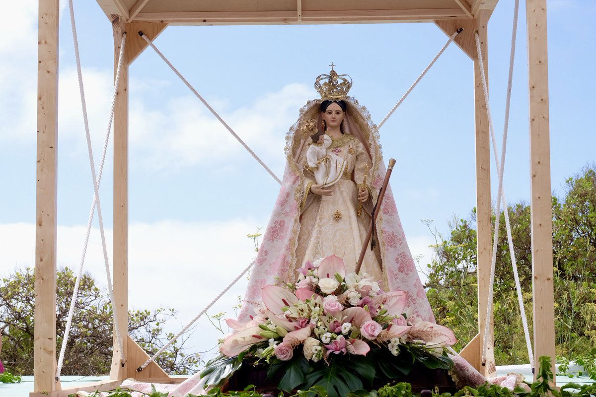 MDominguez_Glez's tweet image. El Hierro camina con el corazón.
La Virgen de los Reyes salió ayer desde Valverde, envuelta en chácaras, pitos y fe, para recorrer los diferente pueblos de la Isla del Meridiano.
El pueblo herreño la acompaña con devoción, en un camino que une generaciones.
#BajadaElHierro…