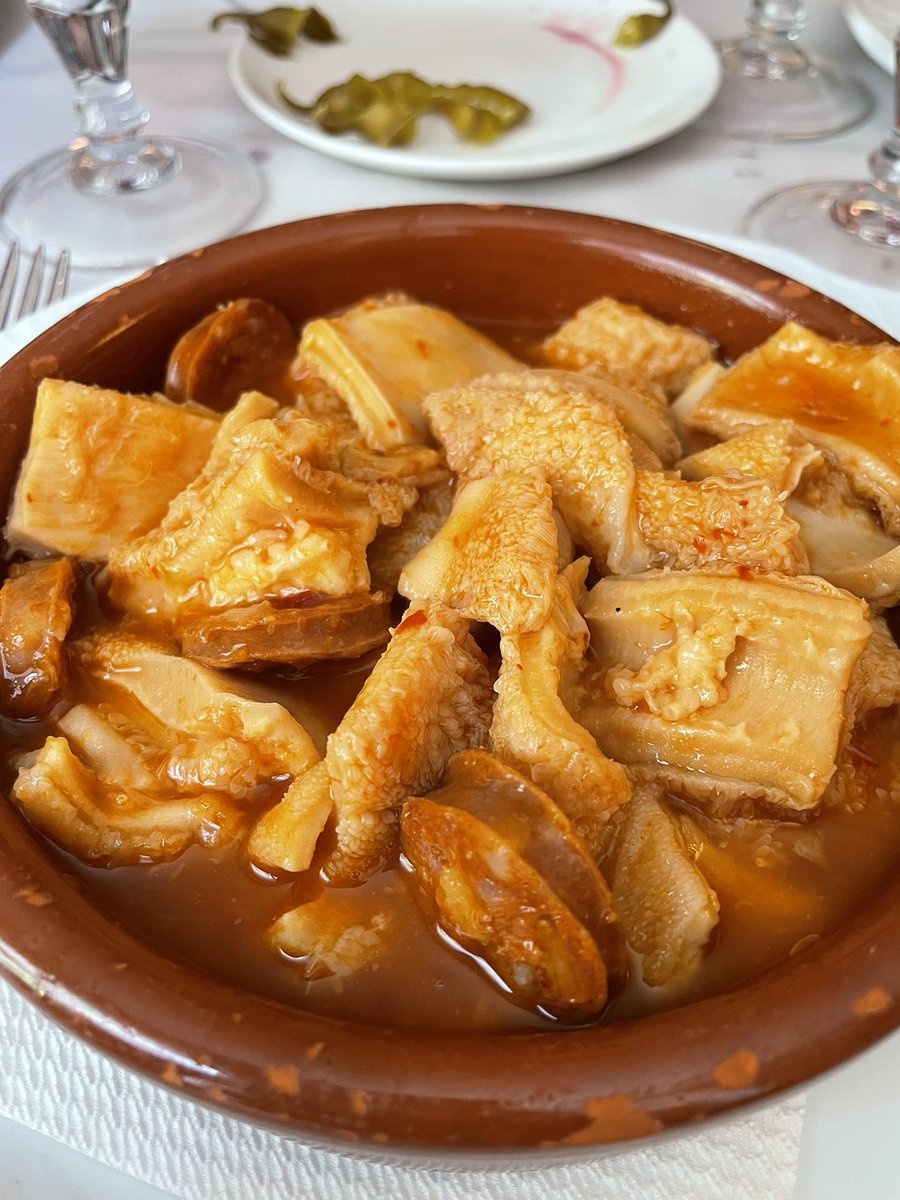 TwentaC's tweet photo. Comida por ley a 30 grados en Sto. Domingo de la Calzada @ggplasencia https://t.co/2Q0SGGv1qr