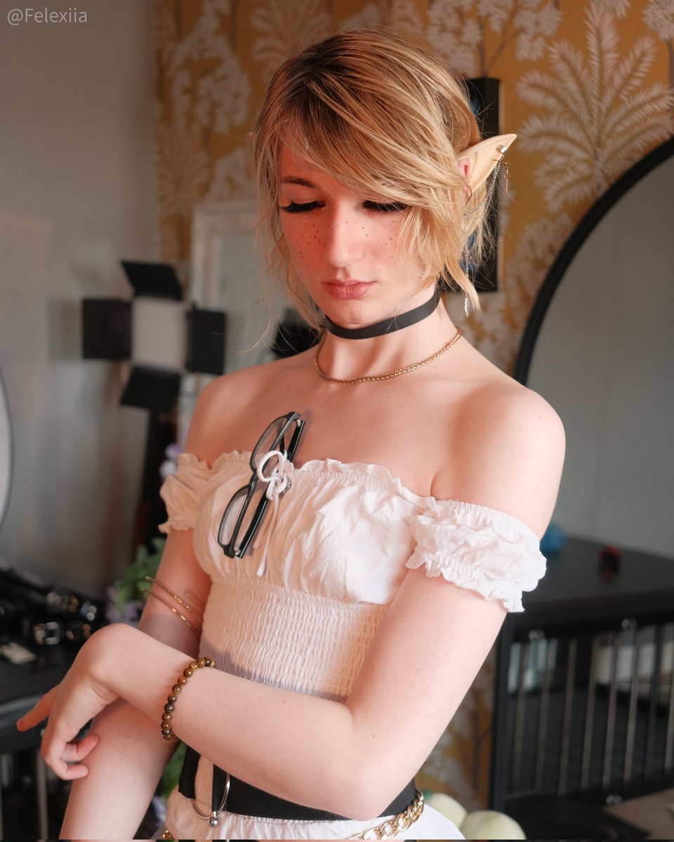 Would you let this elf join your guild? 👉👈