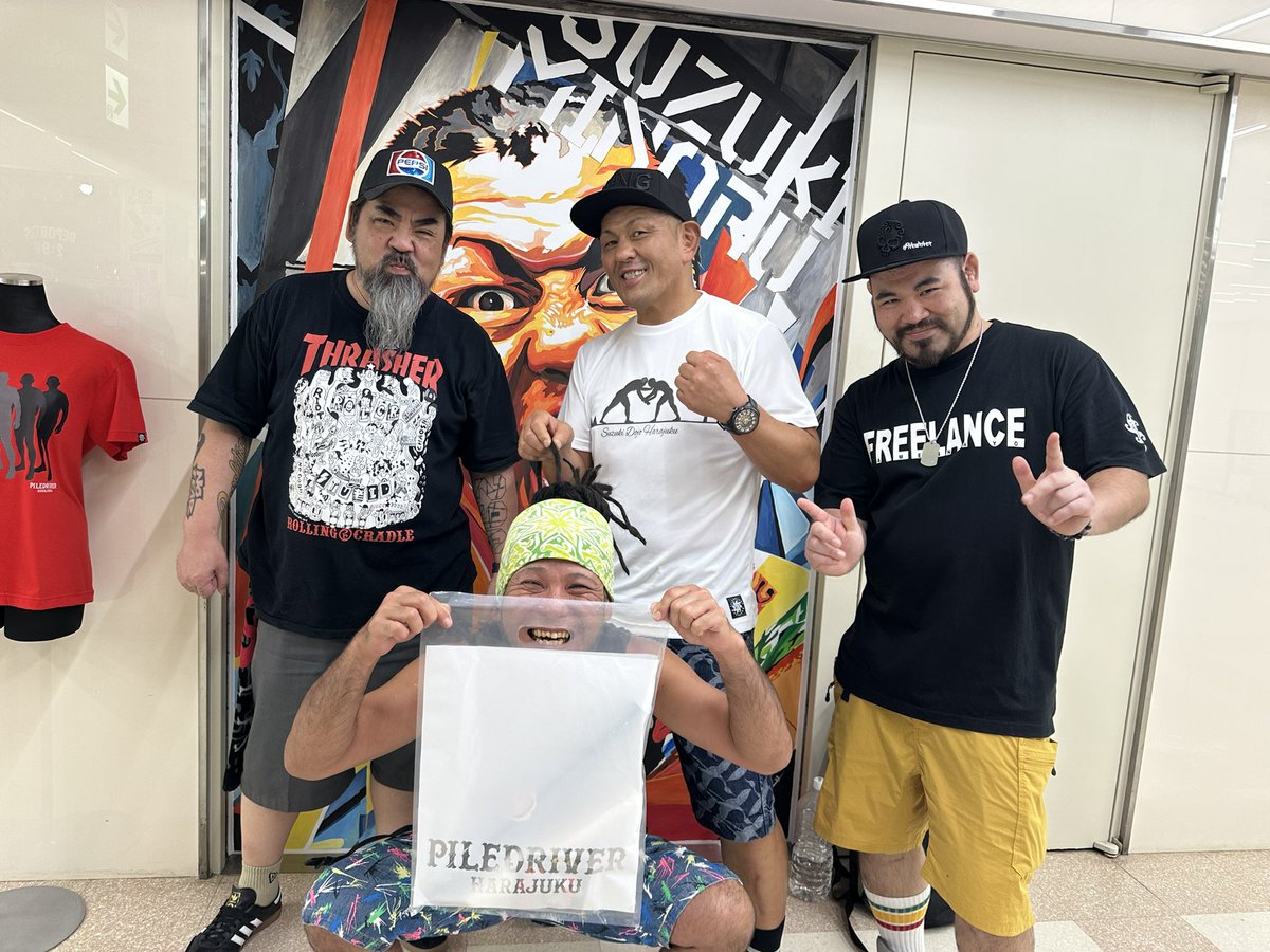 お腹一杯胸一杯で久々の原宿で散策♫
プロレスと原宿と云えばやはりこのお店🔥
ボスの居ぬ間にソファーでチルラックス✨
プロレス馬鹿もオタクもマニアもジャンキーも原宿に寄ったなら高山善廣選手への支援をお願いします🙏🏽
✅パイルドライバー&amp;デポルテス✅
📍東京都渋谷区神宮前6-27-8-B1F