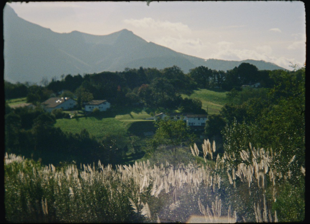 🎥 Nous tournons un court-métrage en Iparralde pour célébrer l’euskara navarro-lapurdi.Cherchons locuteurs natifs pour voix off et traducteur/trice.Travail rémunéré !Aidez-nous à faire rayonner Lapurdi. 📢 Contact : marc.esquirol@letto.studio @EKE_eus @SeaskaIkastola @GureIrratia