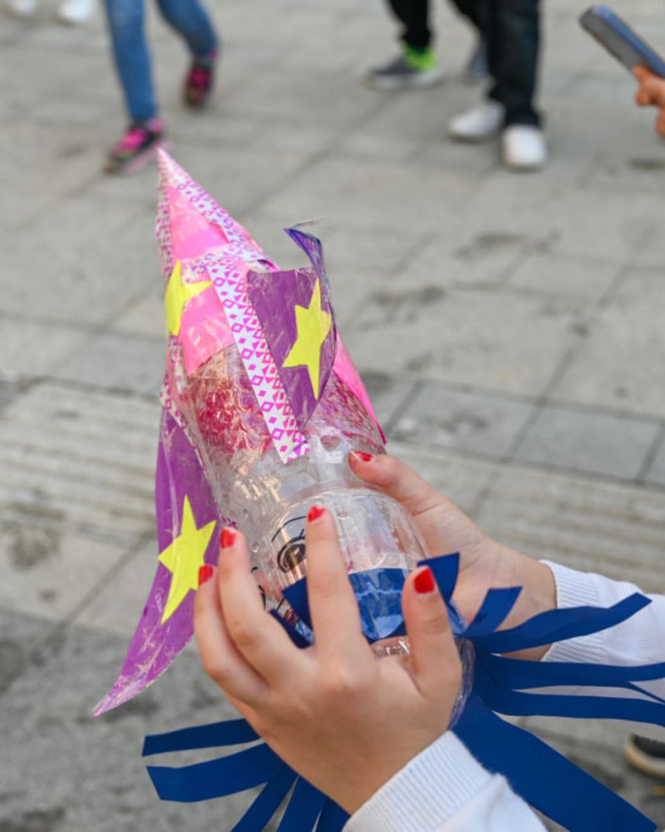 PeaceCorps's tweet image. Happy Space Exploration Day! 🚀🖖🏻

Students in North Macedonia recently took their creativity out of this world — exploring space through hands-on experiments, performance, and art.

Here’s to small steps that inspire big dreams. 🔭