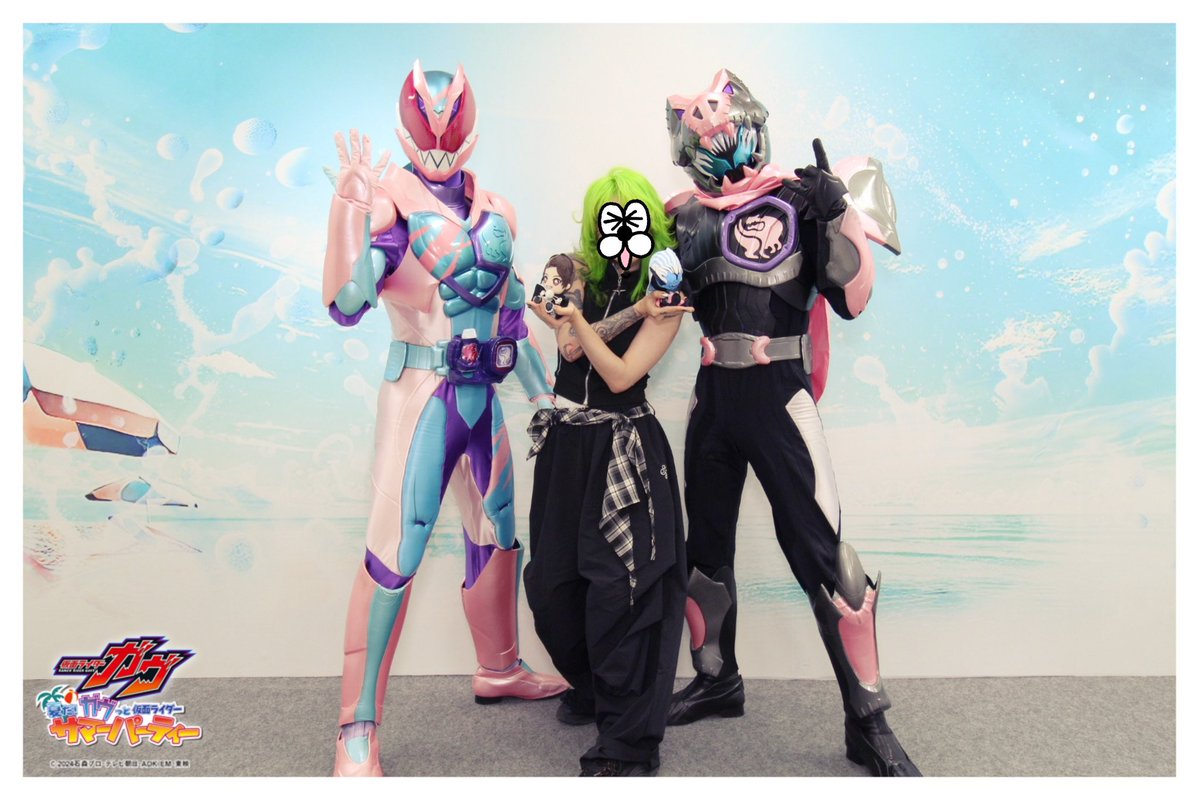 FrogPee_2's tweet image. 昨天见到了好多1️⃣😈同担好开心🥹🥹🥹排队的时候听到后面的两位女生也在说中文，于是聊了起来，还一起拍了猪猪大集合🥺🩵