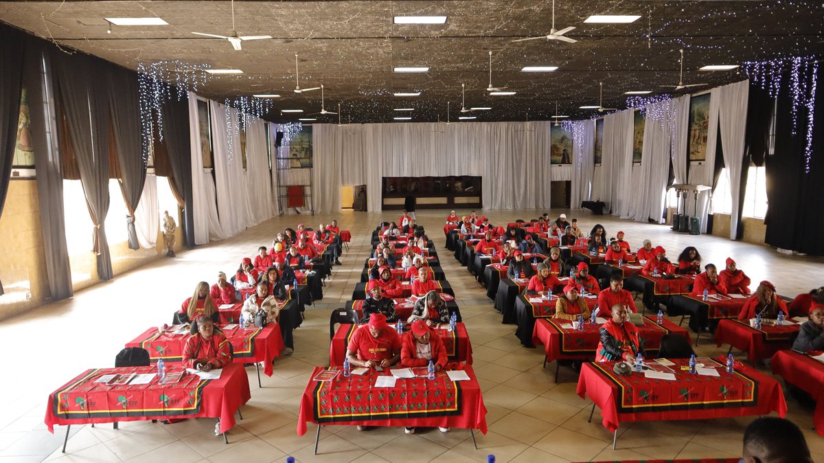 EFFGautengProv's tweet image. 🚨In Pictures🚨
The EFF Gauteng Deputy Chairperson, Fighter Phillip Makwala tabling a handover Organizational Report at the Tshwane 3 Subregional People’s Assembly.
#EFFSRPA