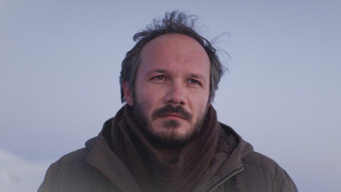 “Konuşmamalı, susmalı. anlaşılmayı istemek gibi bir hataya düşmemeli bir daha.”