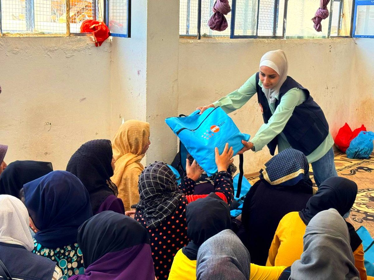 SyriaUnfpa's tweet image. 🛑 #UNFPA & Nour Foundation are supporting families displaced from #Sweida in rural #Daraa (Al-Ghariya Al-Sharqiya):
🧼 Hygiene kits
🧠 Psychosocial support
🩺 Medical checkups
We're committed to reaching those in urgent need—wherever they are. #Syria #HumanitarianResponse