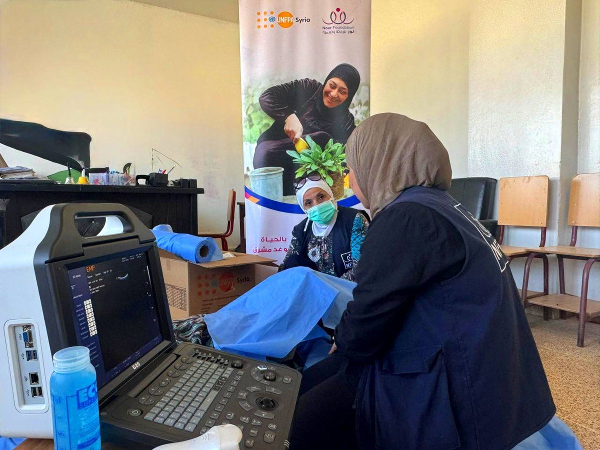 SyriaUnfpa's tweet image. 🛑 #UNFPA & Nour Foundation are supporting families displaced from #Sweida in rural #Daraa (Al-Ghariya Al-Sharqiya):
🧼 Hygiene kits
🧠 Psychosocial support
🩺 Medical checkups
We're committed to reaching those in urgent need—wherever they are. #Syria #HumanitarianResponse