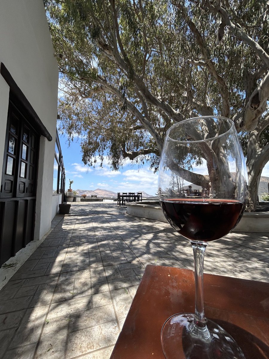 JCharlesLondon's tweet image. Sunday lunch in a Lanzarote vineyard - sunny ☀️ and tranquil.