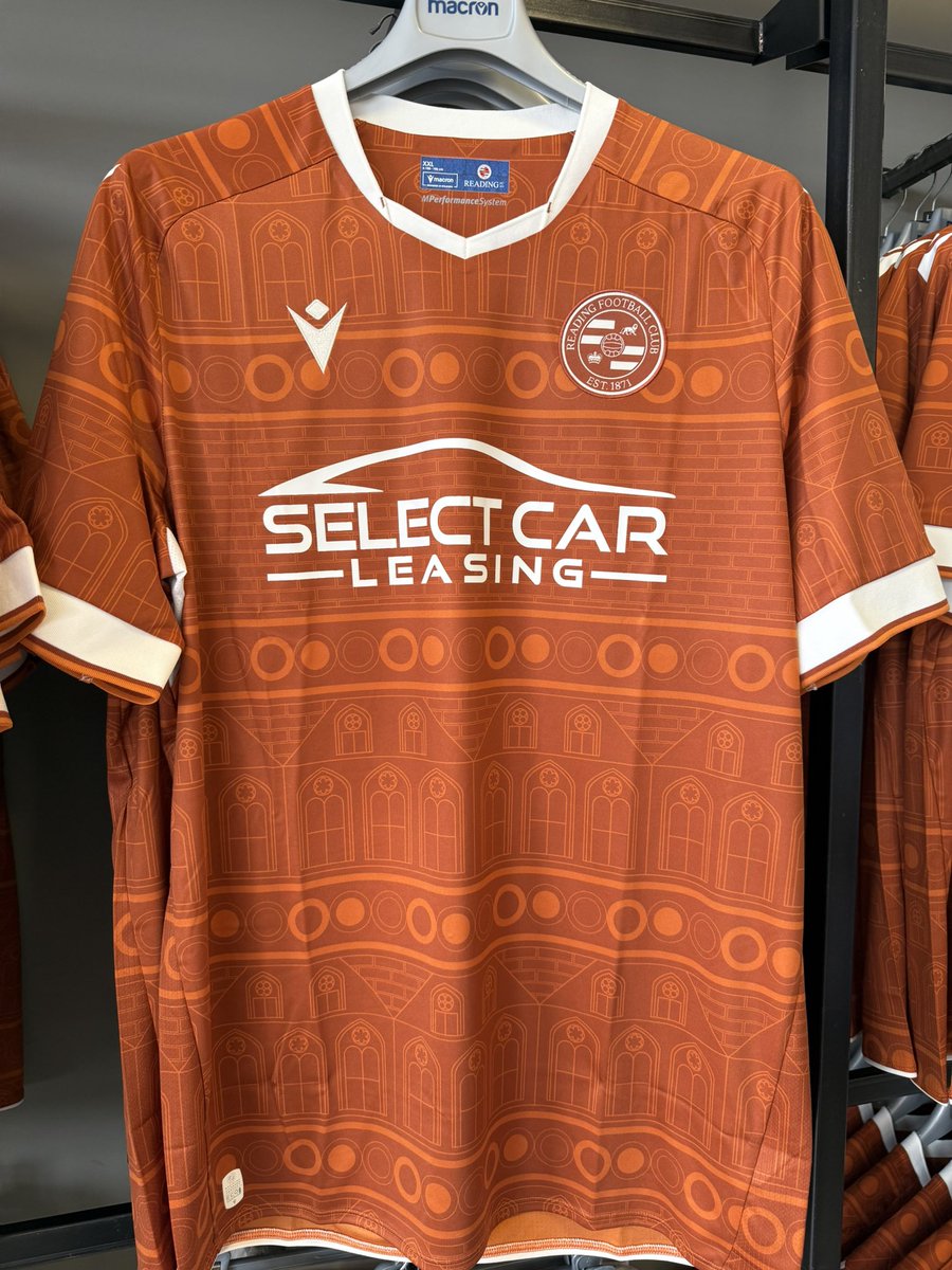 Orrgarde's tweet image. Online I didn’t like the home kit but liked the away kit. In person I’m the complete opposite. Really warming to the home kit in fact #ReadingFC