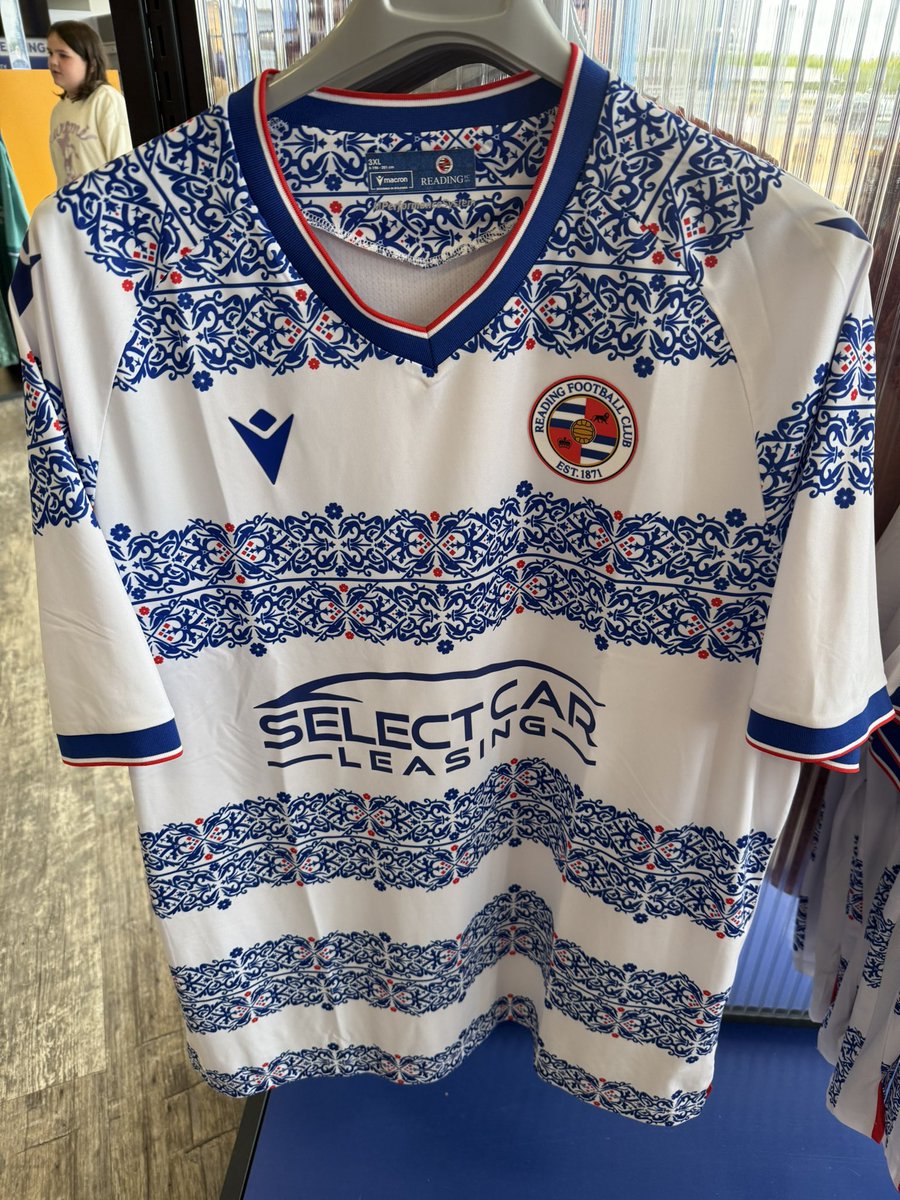 Orrgarde's tweet image. Online I didn’t like the home kit but liked the away kit. In person I’m the complete opposite. Really warming to the home kit in fact #ReadingFC