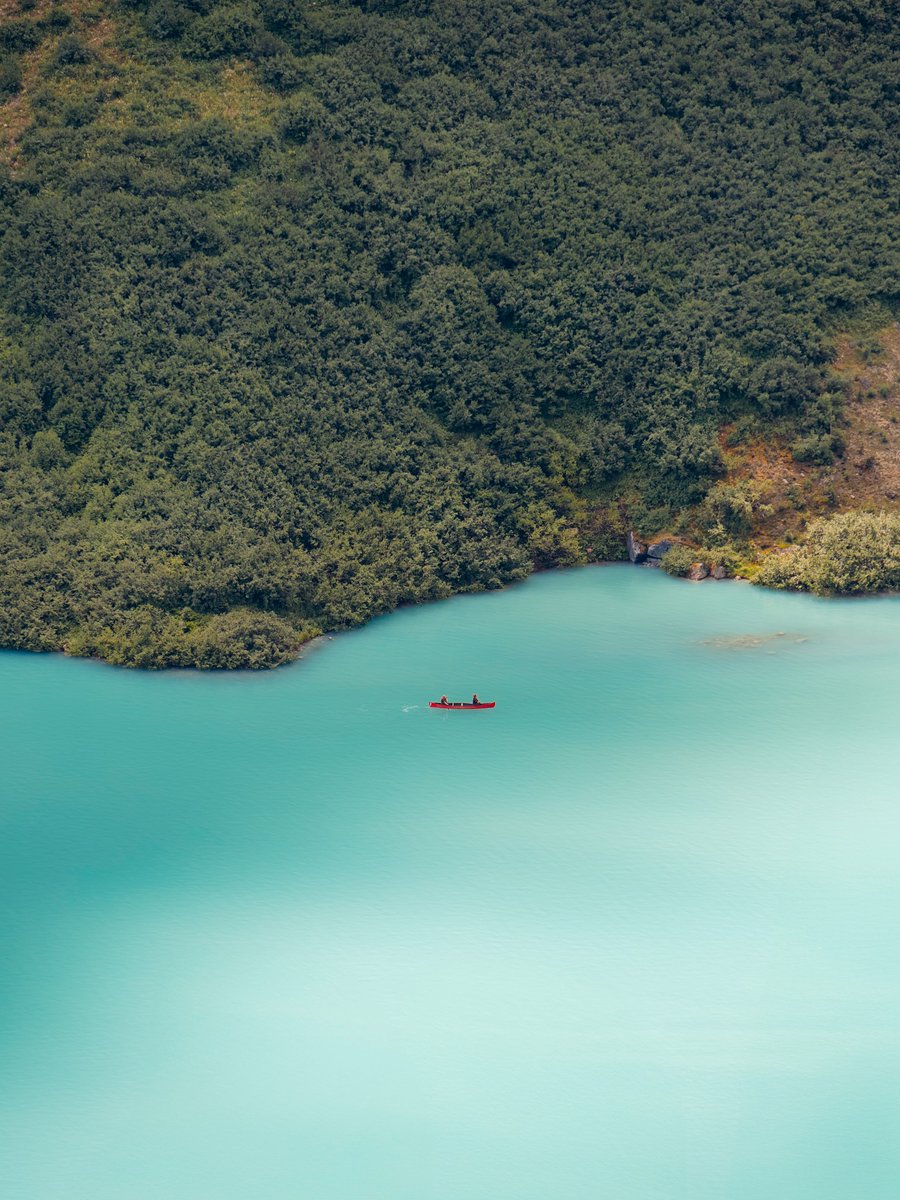 Turquoise hue from bird's eye view 🛶

Lake Louise's vibrant colour is caused by glacial rock flour in the water and then reflecting in the sunlight.

Hike up the Little or Big Beehive to see it from above: bit.ly/45VFtCK

📸: capturedbyramlov/IG
#MyBanff