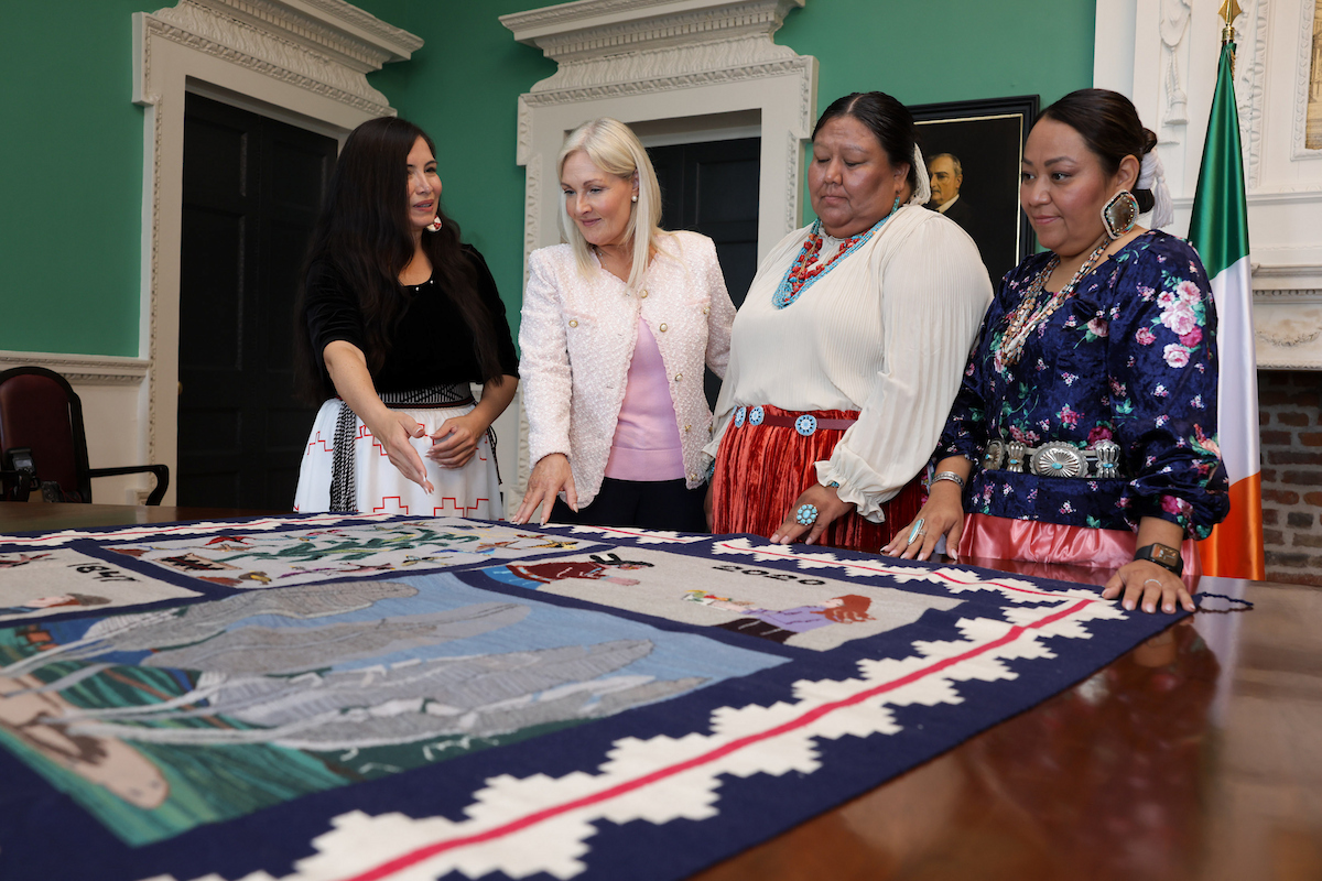 OireachtasNews's tweet image. This week, Ceann Comhairle, Verona Murphy TD, met with a delegation from Yee Ha’ólníi Doo - the Navajo & Hopi Families COVID-19 Relief Fund - accepting a handwoven Navajo rug, gifted to the people of Ireland. #SeeForYourself #NavajoNation
Read more here - bit.ly/44SpJky