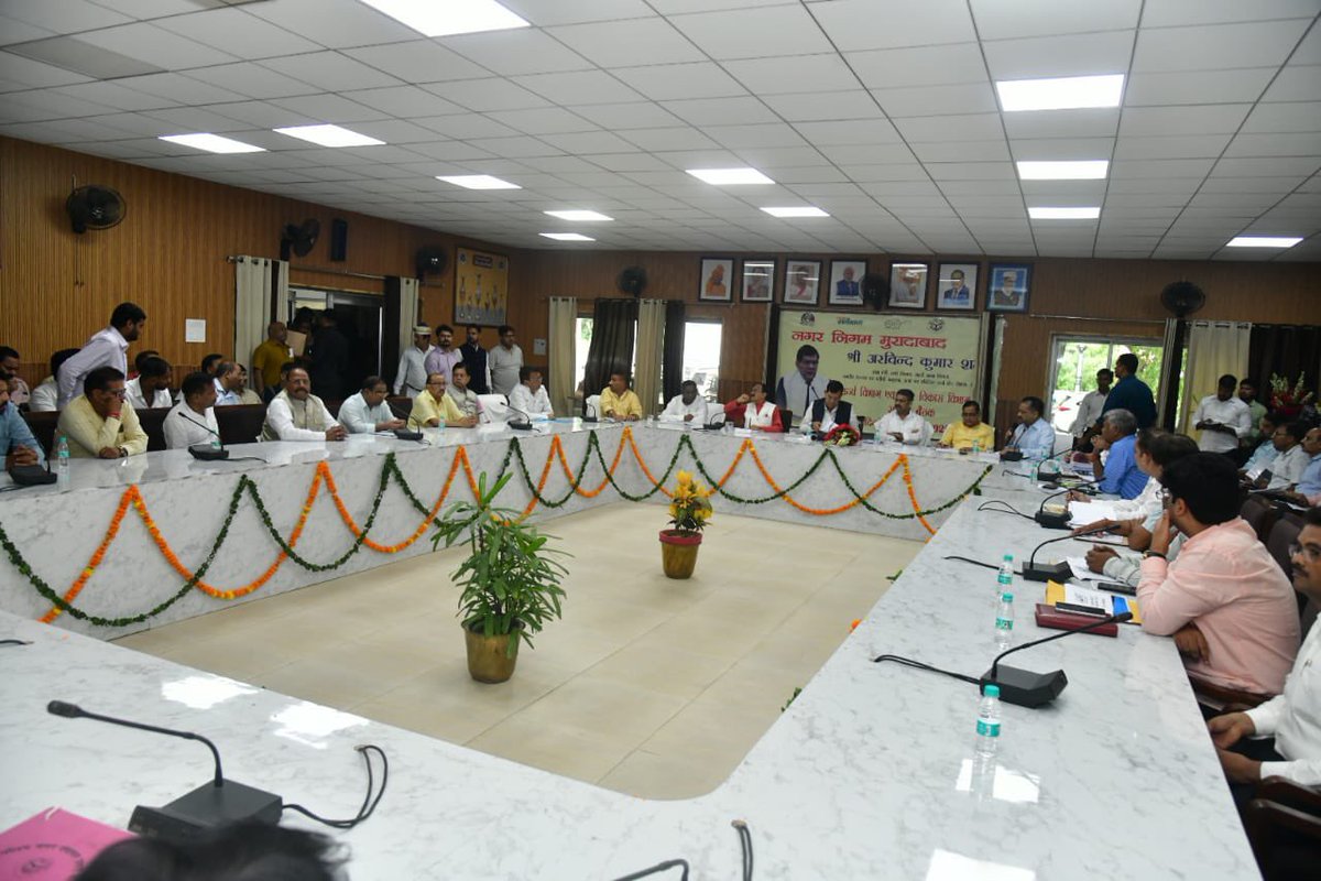 नगर निगम मुरादाबाद एवं जिले की अन्य नगरीय निकायों के अधिकारियों के साथ आज सर्किट हाउस सभागार में समीक्षा बैठक कर आवश्यक दिशा निर्देश दिया।

साथ ही नगर आयुक्त सहित सभी नगर कर्मियों को स्वच्छता सर्वेक्षण रैंकिंग में 131 वें स्थान से 10 वें स्थान पर पहुँचने हेतु बधाई देकर