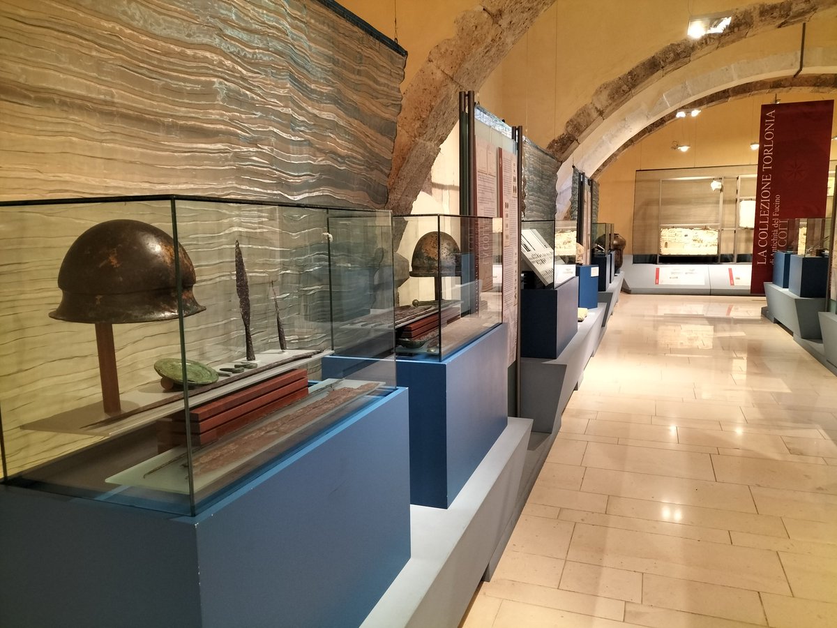 MarcoBombagi's tweet photo. Il Castello Piccolomini di #Celano (AQ) è un gioiello che domina la piana del #Fucino e riporta indietro nel tempo. All'interno, il Museo d'Arte Sacra della #Marsica è un vero tesoro: 12 sale con sculture, dipinti e oreficerie. #20luglio2025 #arte #storia #cultura #paesaggi https://t.co/WnIdpIfXla