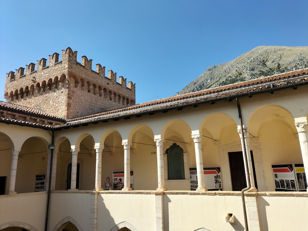 MarcoBombagi's tweet photo. Il Castello Piccolomini di #Celano (AQ) è un gioiello che domina la piana del #Fucino e riporta indietro nel tempo. All'interno, il Museo d'Arte Sacra della #Marsica è un vero tesoro: 12 sale con sculture, dipinti e oreficerie. #20luglio2025 #arte #storia #cultura #paesaggi https://t.co/WnIdpIfXla