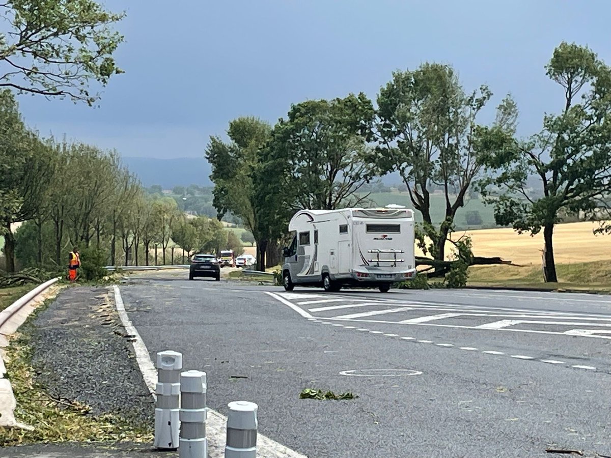 Violent orage sur la #RN7 dans l’Allier à hauteur de Langy. <a href="/Meteovilles/">Guillaume Séchet</a>