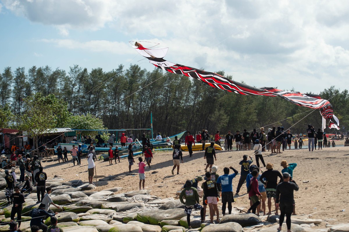 Tibalism's tweet image. Watched giant kites soar at the Bali Kites Festival today! Beautifully crafted with detailed heads (see last pic). They're so big, they could carry people away!