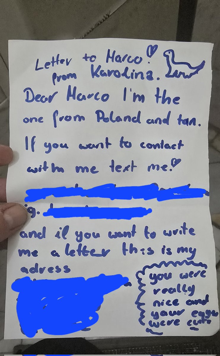 Coses que et trobes davant la porta de casa. Ignoro si al final diu "Your eyes were cute" or "Your eggs were cute".
