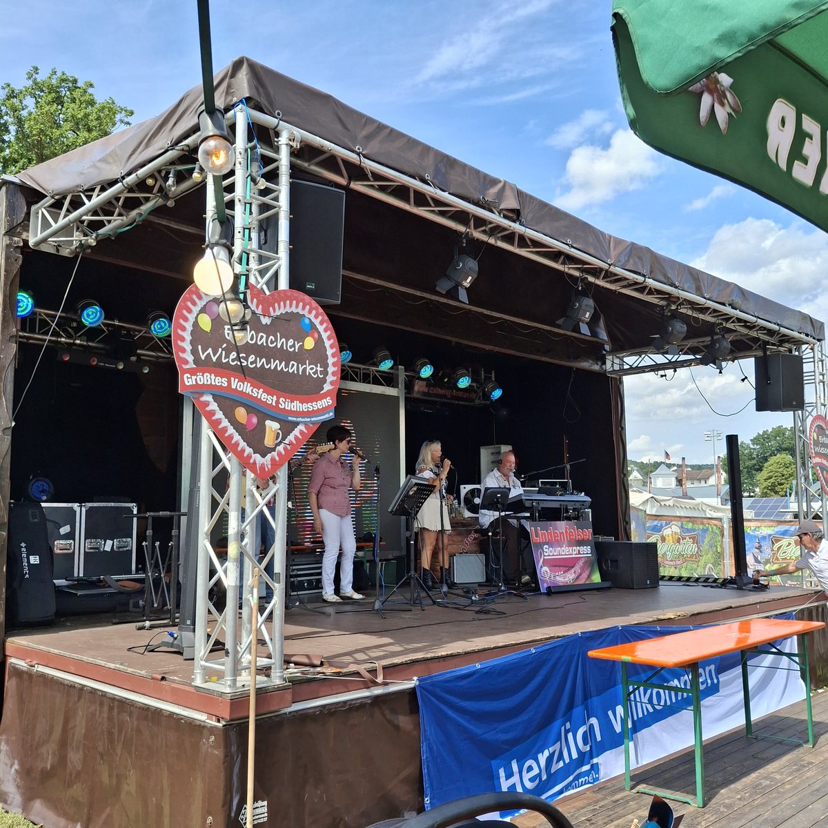 Herr &amp; Frau von G. haben die deutsche Leitkultur gefunden 🤭🤭:  Frühschoppen auf dem größten Volksfest Südhessens..Prost 🍻🍻