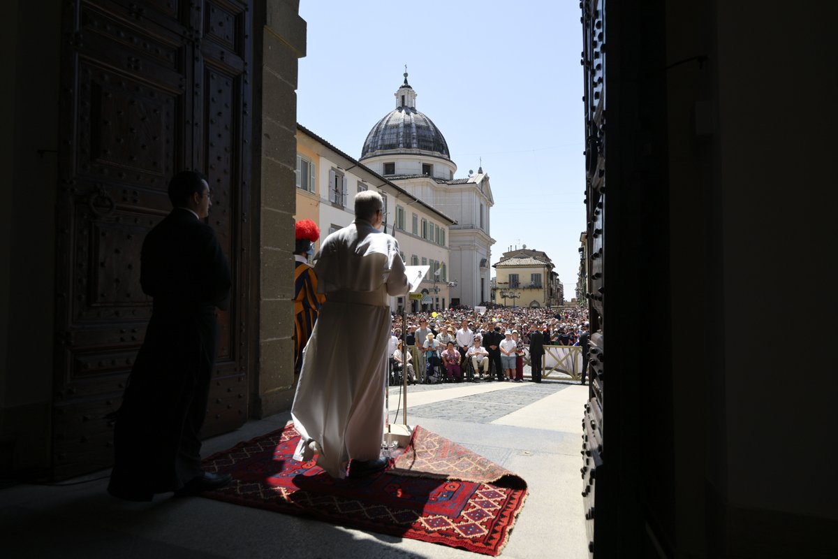 CatholicNewsSvc's tweet image. "The world can't take it anymore," Pope Leo condemns Israel's deadly military attack on the only Catholic Church in Gaza, calling for an end to the "barbarity." Full story: ow.ly/IkBM50Wsj83
(CNS photos/Vatican Media)