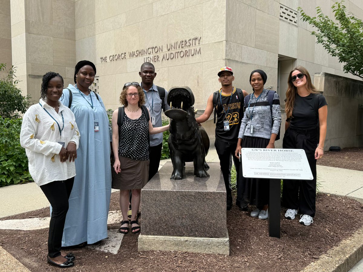 Notre quatrième cohorte d'étudiants en master d'éthique de la recherche avec le professeur de la faculté #DjenebaDabitao lors d'une visite d'été à l'école de santé publique de l'Institut Milken de l'Université George Washington.