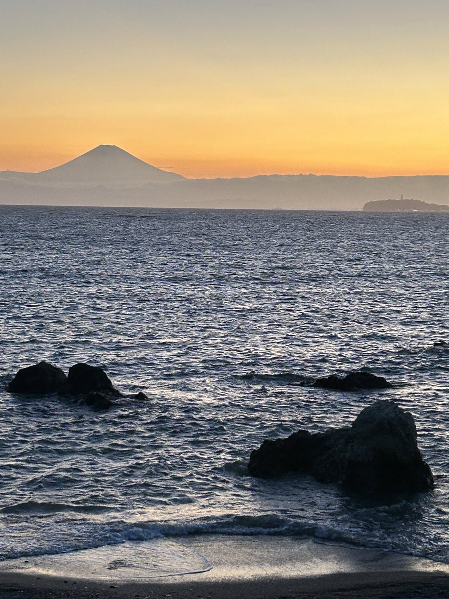 葉山の森戸海岸の夕焼け。
右手奥は江ノ島。
日が沈んでから1時間はとても綺麗な空を堪能できます。