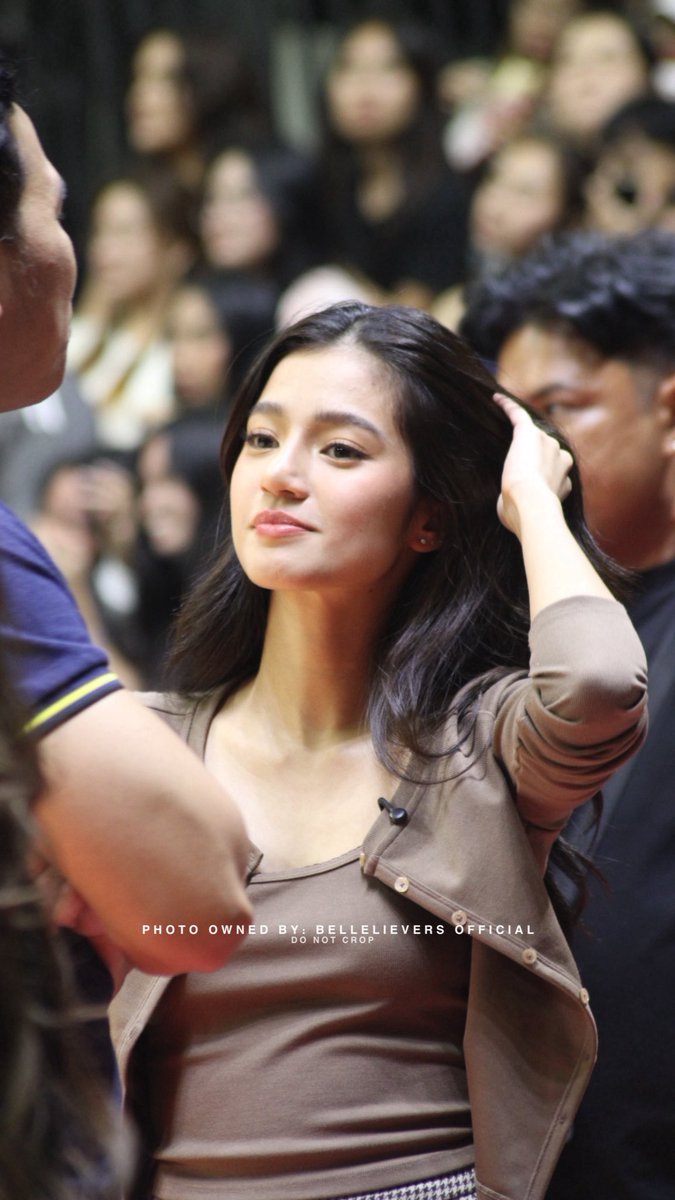 bellelieversofc's tweet photo. Araneta’s energy just went through the roof as Belle walked in. The cheers are loud, and the love is even louder💙

DONNY TAKES OVER 

#CourtSideWithDonBelle 
#BELLEyondTheGame https://t.co/Gcq2eycGjd