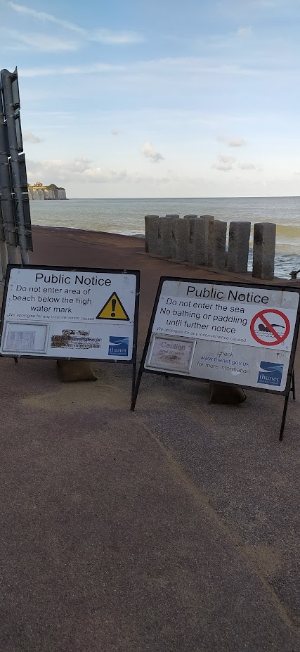 AlisonPailing's tweet photo. #AlphabetChallenge #WeekCforCommunication
Better take note of this comunication or you'll be in the s**t!
A few years ago at Broadstairs. https://t.co/J2Eqf5dwLX