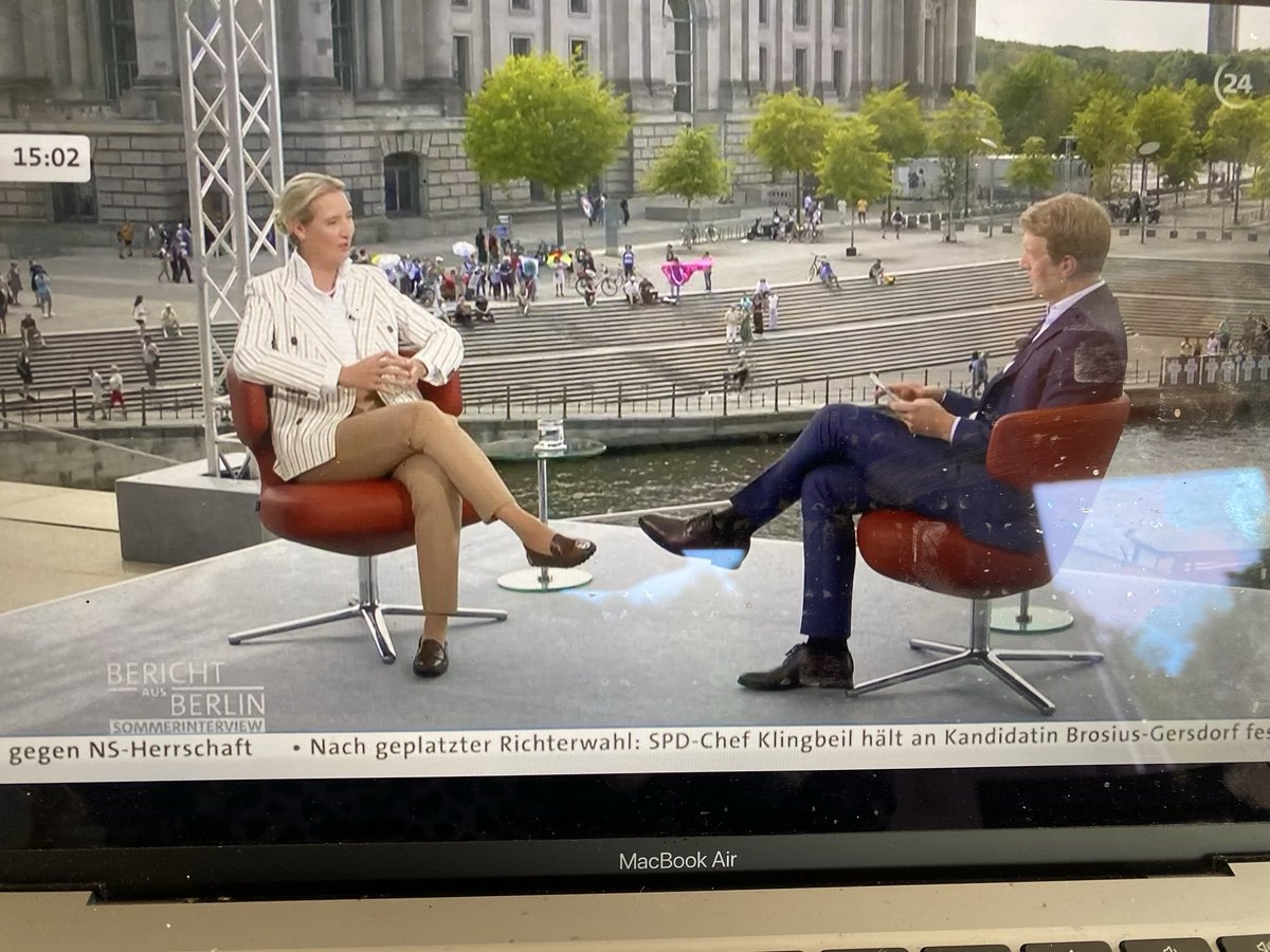 Demonstranten stören das Interview mit Alice Weidel.
Auch, wenn es AfD-Anhänger oft genauso machen: Ich find‘s falsch und undemokratisch.