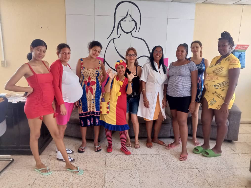 *📚La lectura llegó al Hogar Materno del Policlínico Área IV en Cienfuegos. La Librería José Luis Martínez Paret, junto al promotor Daniel Neninger y la escritora Geysi Estela Rojas, llevó alegría y libros a futuras mamás y niños. Con dinámicas de Pomponcita(Peña Enigma de Mujer)