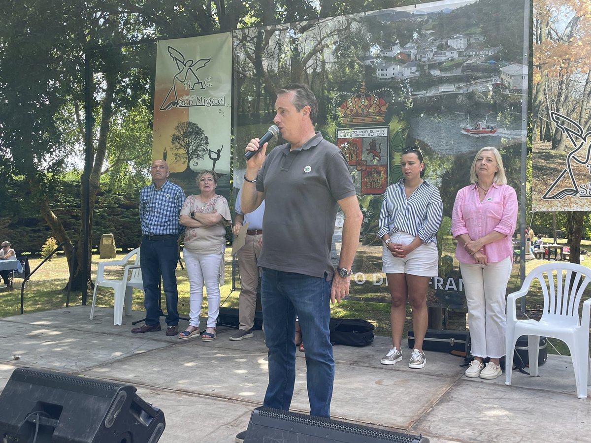 MRuralAsturias's tweet photo. 🥁El consejero de Medio Rural y Política Agraria, @Marcelotineo , asistió en #ElFranco a la XXVIII Festa da Gaita, que organiza la Asociación Arcángel San Miguel.

🗣️Marcos puso en valor la #CulturaSidrera y musical del Principado: «Asturias es un auténtico paraíso de tradición» https://t.co/OSXILz1kMV