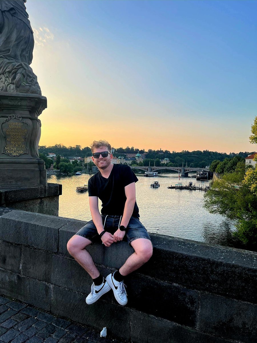 Praag is best lachen met vrienden. Even kijken hoe Sadilek aan het trainen is. #fct <a href="/Sadilek32/">Michal Sadílek</a>