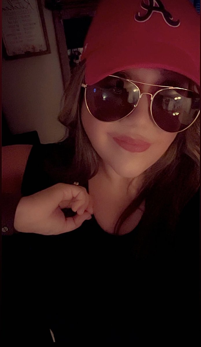 LKellzGA's tweet image. She’s a 7.5 but rocks a hat &amp;amp; aviators 80% of her weekends, is 100% a football mom, and is completely &amp;amp; unapologetically devoted to the happiness of those closest to her 🏈🙏🏻❤️
