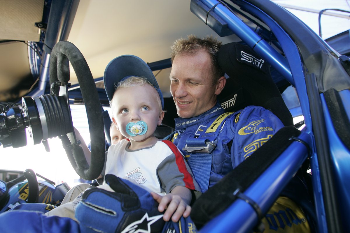 CarburandoTV's tweet image. 👐 Estuvo arriba de un auto de rally desde que nació, acompañando a su papá el enorme @Petter_Solberg, y hoy cumplió el sueño de su vida.

🏆 @OliverSolberg01 es el ganador del Rally de Estonia del @OfficialWRC, su primera victoria en el máximo nivel del Rally.

#WRC #Solberg