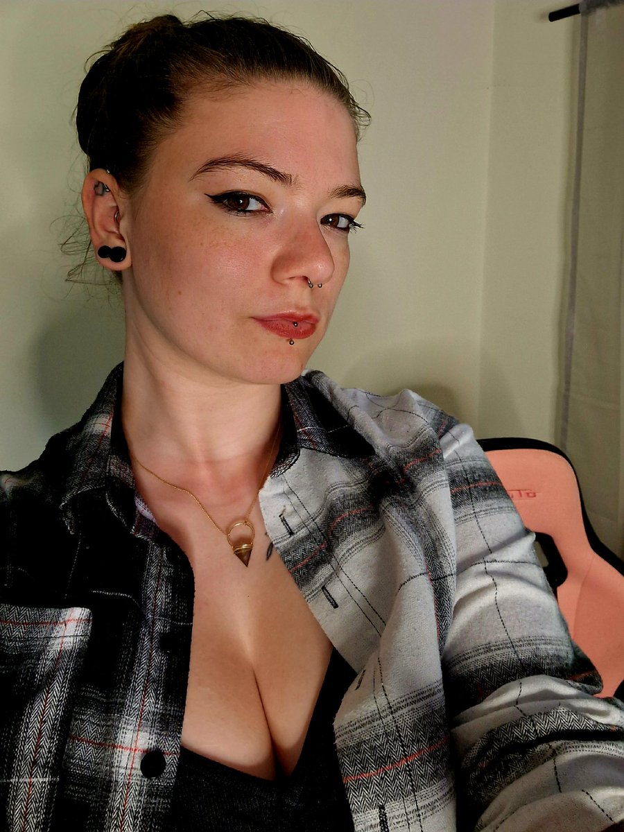 EmberShadow2's tweet image. I hope you had a good weekend ❤️
A full week of streams awaits you over on my Twitch!