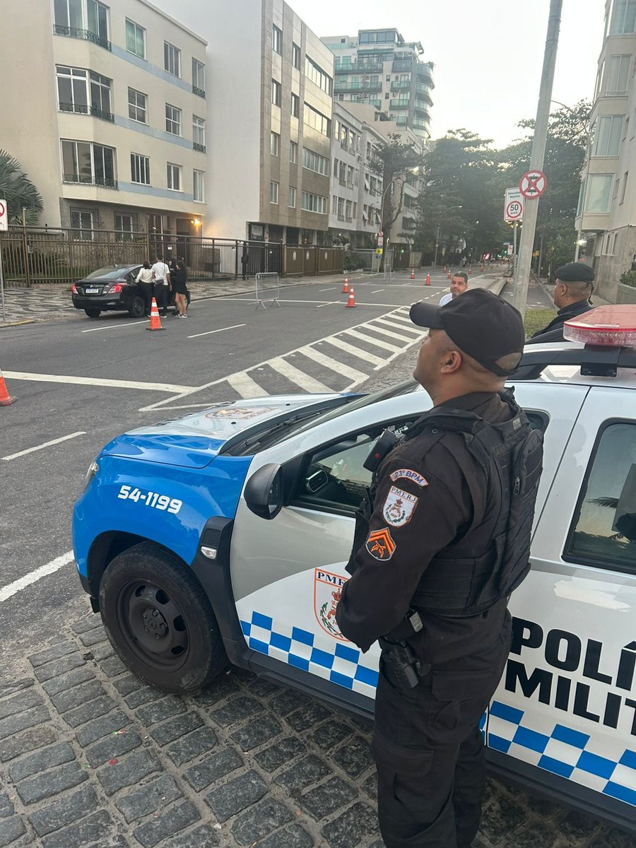 PMERJ's tweet image. Policiais militares do #23BPM estão posicionados na Avenida Vieira Souto, na Cancela do #Arpoador, Zona Sul da cidade do Rio de Janeiro.  

Estamos nas praias!! #ServireProteger