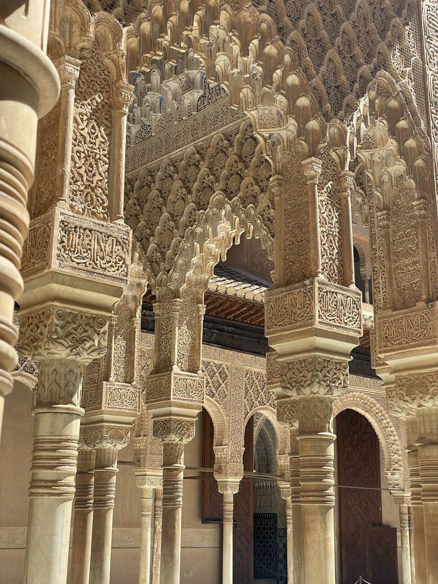 Ayer en la Alhambra, escuché a un chico decirle a su familia “ah sí, esto es lo que he leído en ChatGPT que son estalactitas”.

No pude contenerme y le dije con mucha educación, “mira perdona, soy experta en patrimonio y guía turística oficial de Andalucía y son mocárabes”.

+