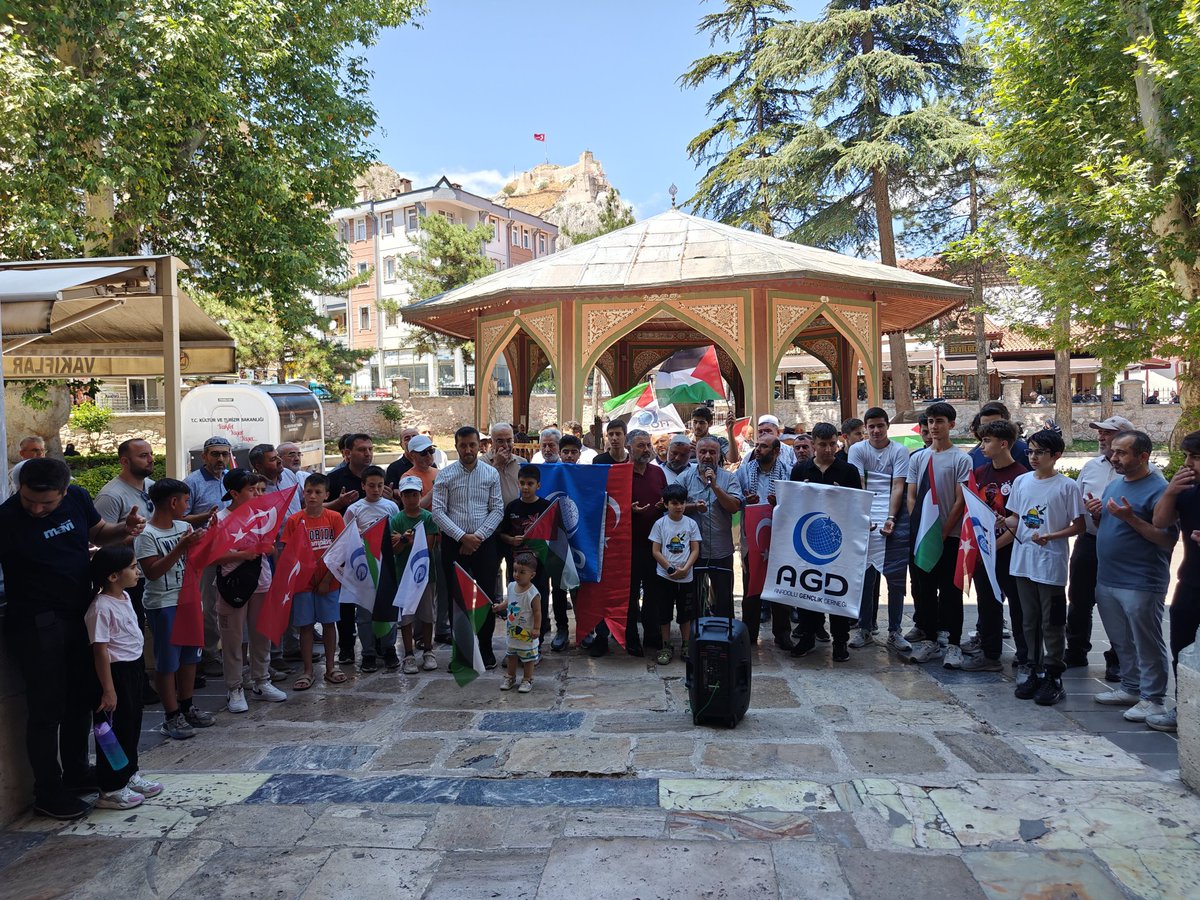 Gazze için meydanlardaydık! Açlık, susuzluk ve bombalarla yok edilmek istenen mazlumların sesi olduk. 20 Temmuz'da Tokat Ali Paşa Camii'nde Gazze'nin yanındaydık.
 
#Gazze #Filistin #AGD #SoykırımaDurDe #Tokat