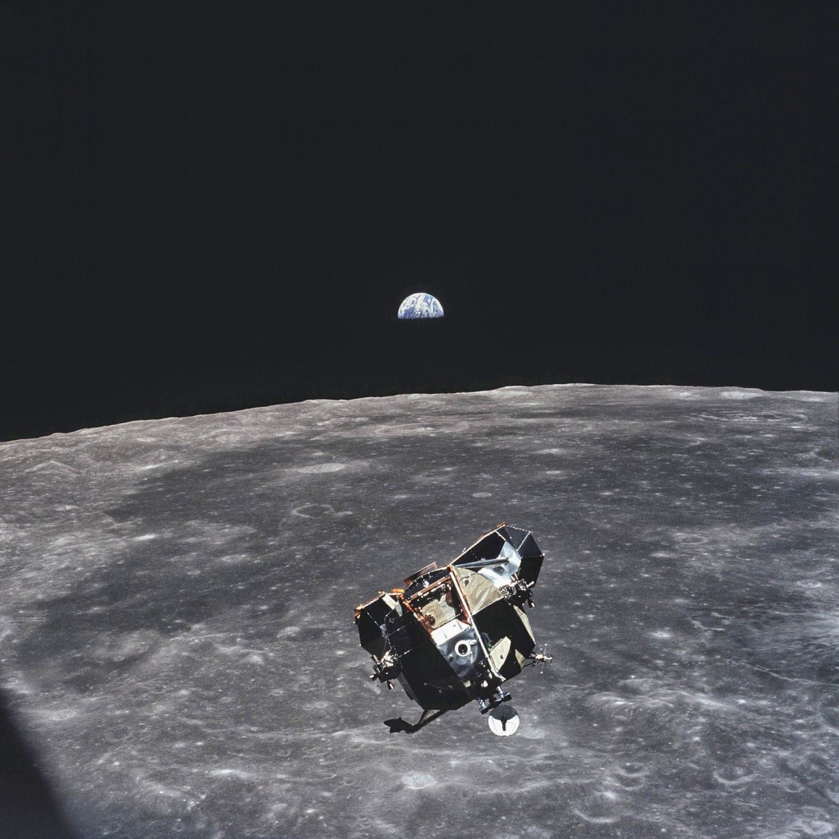 proximareport's tweet image. On this day, 56 years ago, @NASA Astronauts Neil Armstrong and Buzz Aldrin, with Michael Collin’s orbiting above in the CM, made history; being the first to walk on the surface of another world.
Their mission was the culmination of thousands of talented people, working as one.